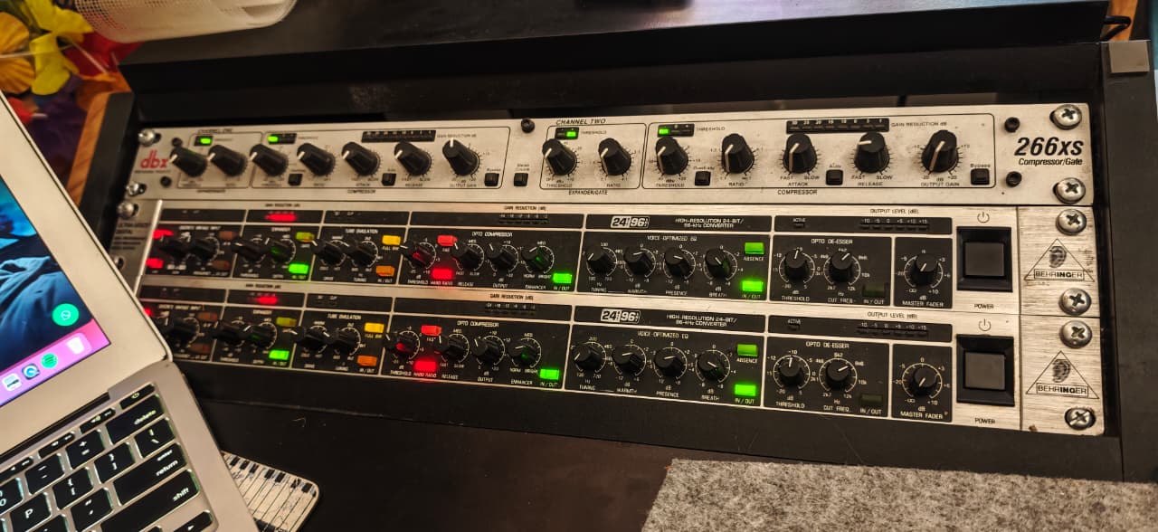 Behringer Ultra Voice VX2496 DBX 266xs MacBook Air