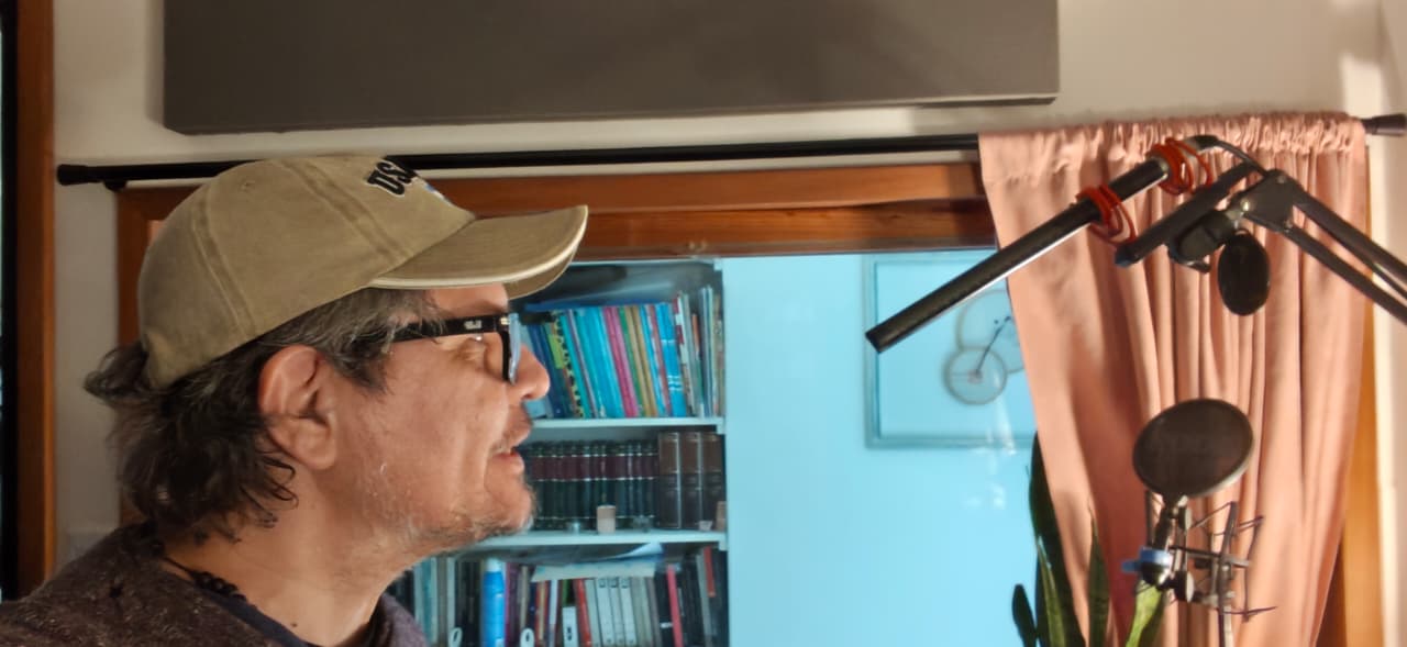 Borzatto grabando en TsuKutchio con Sennheiser MKH 416