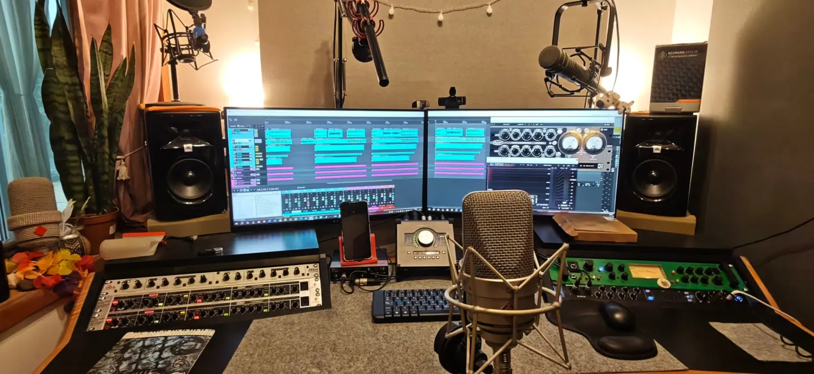 Estudio de grabación de Cristian Borzatto con micrófono y consolas